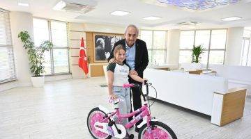 Belediye Başkanı Kocagöz’den küçük Seher’e bisiklet sürpriz