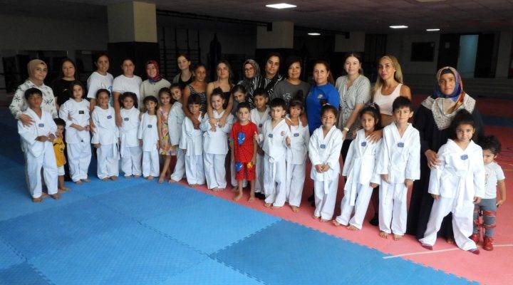 Kepez’de anneler ve çocuklar tekvando antrenmanında buluştu